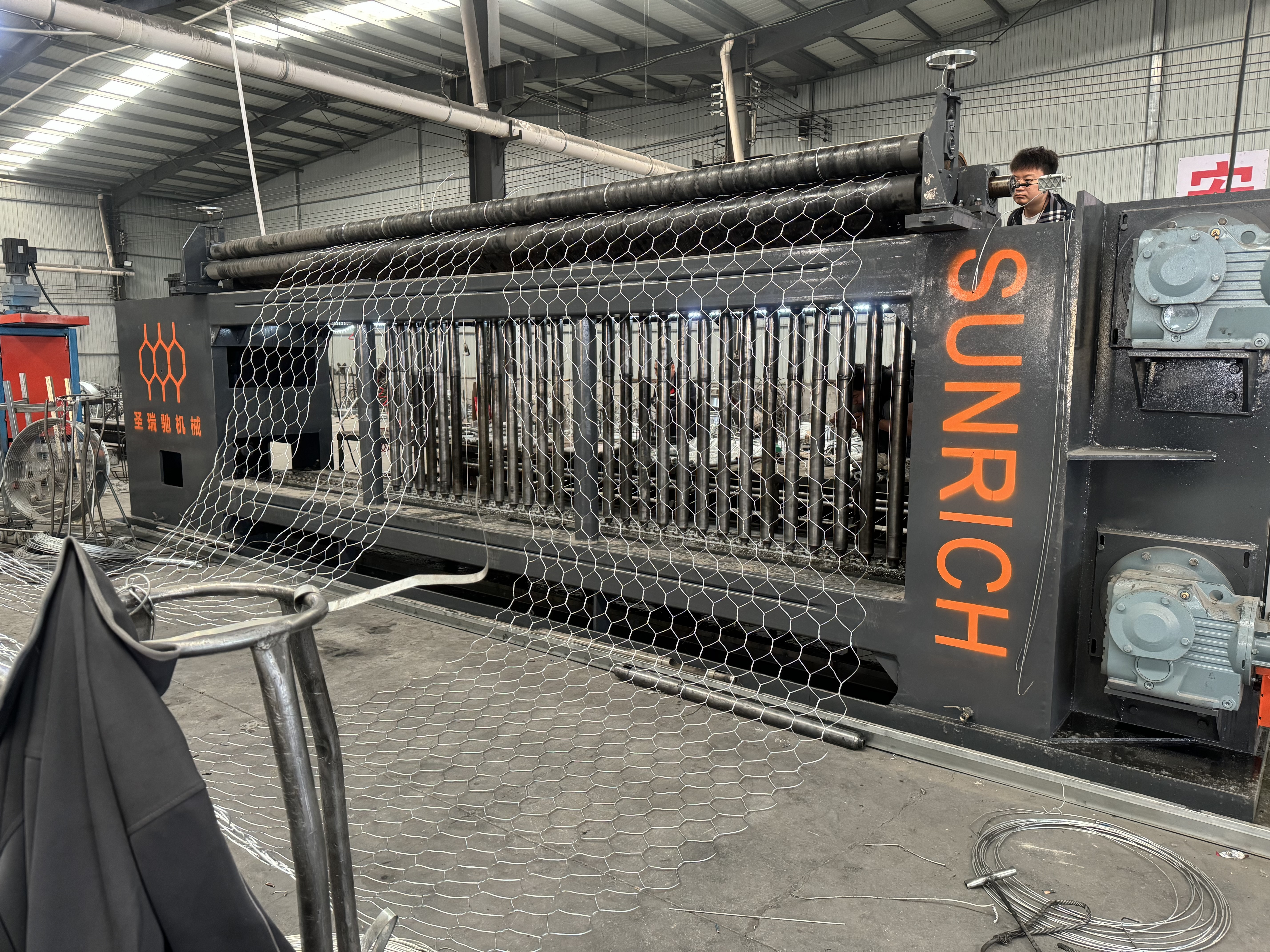 সর্বশেষ কোম্পানি ব্লগ সম্পর্কে সিএনসি সার্ভো গ্যাবিওন জাল মেশিন নেপালের নদী সুরক্ষা প্রকল্পের জন্য পাঠানো হয়েছে