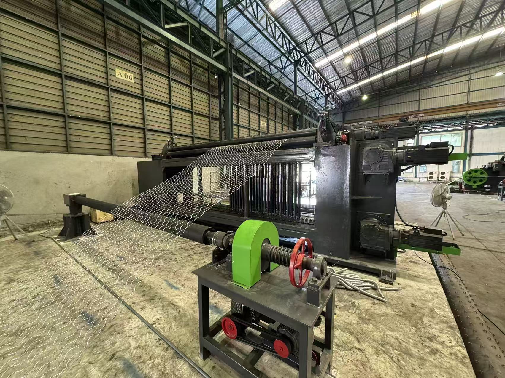 সর্বশেষ কোম্পানি ব্লগ সম্পর্কে ঢাল সুরক্ষা প্রকল্পে টাইট নির্মাণ সময়সূচী? স্বয়ংক্রিয় গ্যাবিওন মেশিন ইঞ্জিনিয়ারিং দক্ষতা উন্নত করে